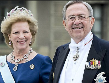 Ο τέως, Κωνσταντίνος Γλίξμπουργκ με το ιστιοφόρο του στο Πόρτο Χέλι (φωτό)